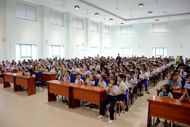 Giving gift portions to pupils on the occasion of Mid-Autumn Festival